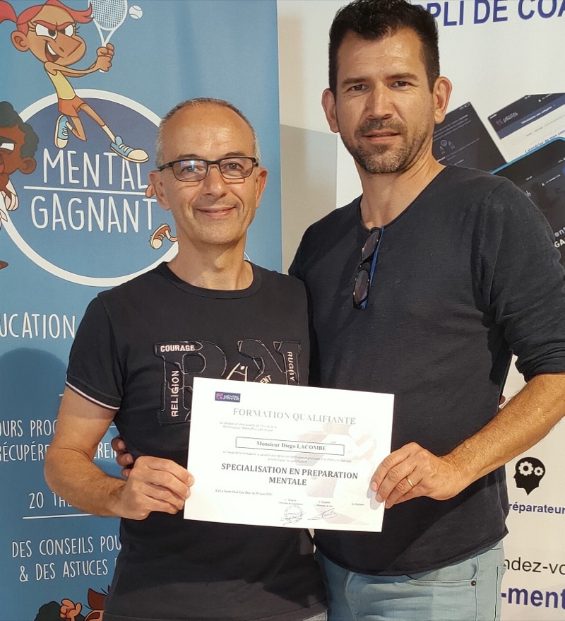 Diego Lacombe tient son certificat « Formation qualifiante, spécialisation en préparation mentale », aux côtés de son formateur
